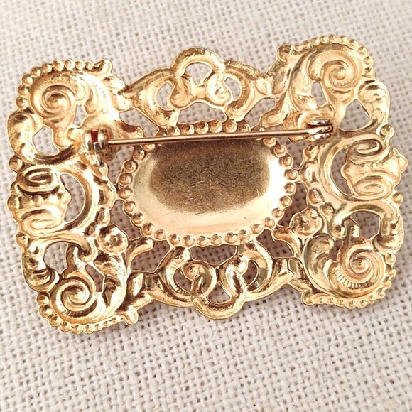 Decorative gold tone and faux pearl brooch - Picture 5 of 6